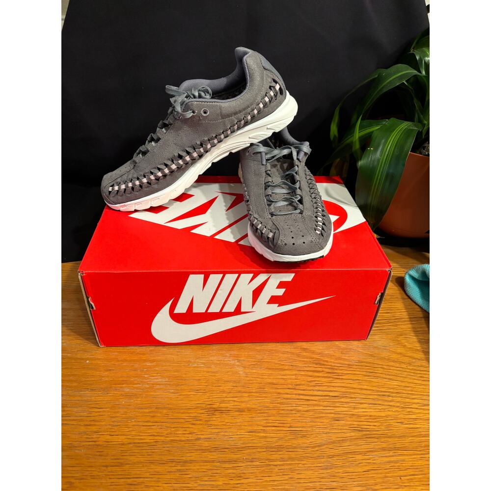 NIB Women’s Nike Mayfly Woven Gunsmoke Suede Sneakers Shoes Trainers, size 10